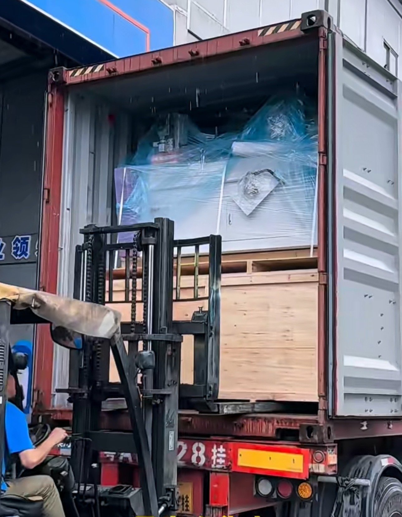 Factory loading and packaging process for industrial foam cutting machine